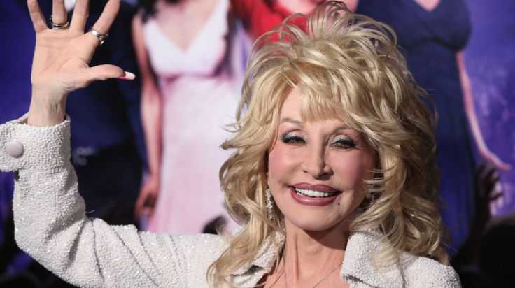 Dolly Parton is selling Christmas cards posing at the Ha’penny Bridge
