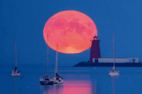 This Irish photographer got incredible footage of the moonrise last night