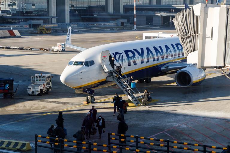 Ryanair cancels 420 flights due to French air traffic controller strike Ryanair cancels 420 flights due to French air traffic controller strike