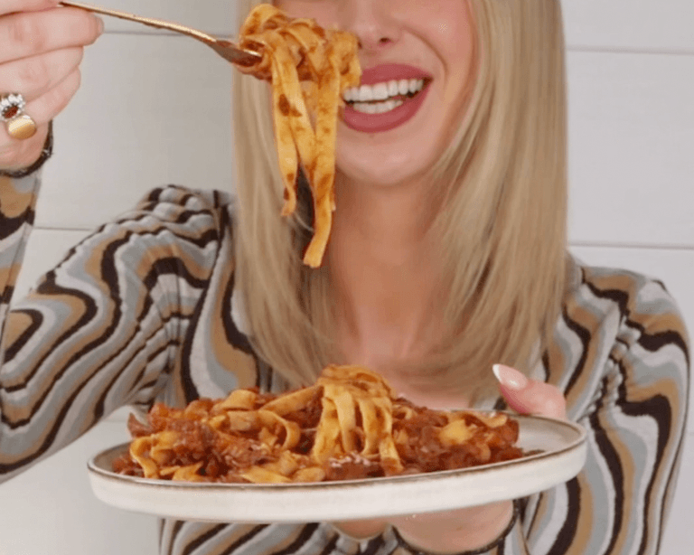 2 for €10: Simple slowcooker beef ragu tagliatelle with cheesy garlic bread 2 for €10: Simple slowcooker beef ragu tagliatelle with cheesy garlic bread