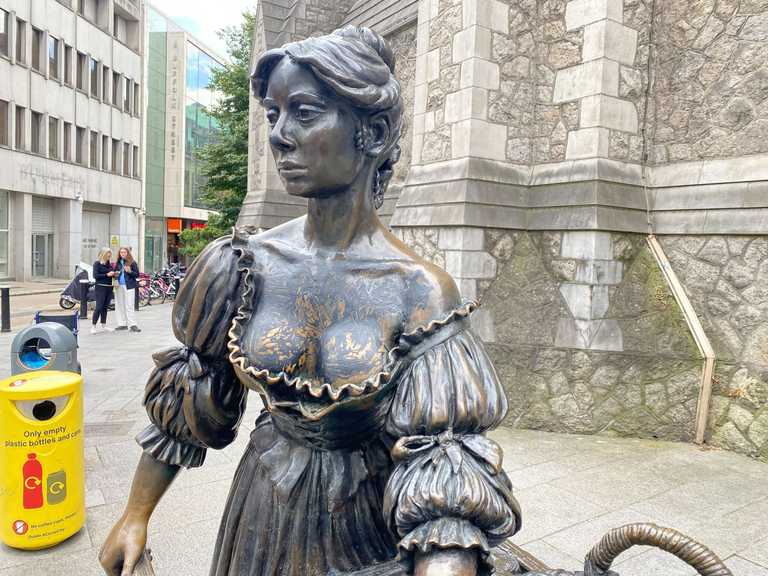 Molly Malone statue vandalised with black paint – DCC plan clean up Molly Malone statue vandalised with black paint – DCC plan clean up